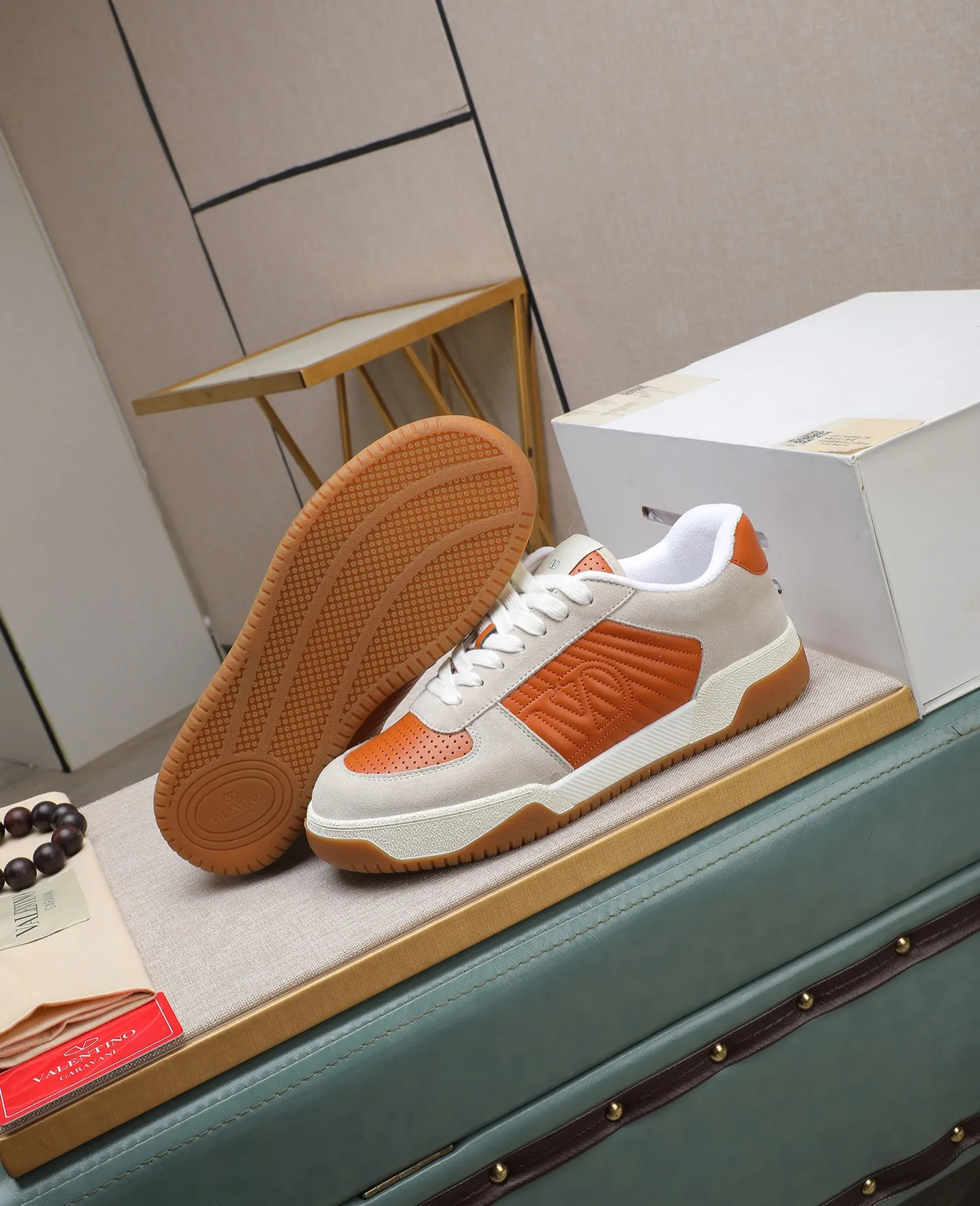 Men's shoes 💰740【Valentino】Couples model, size: Men's model 39-44 (45 customized) Valentino Valentino Couple model Joie de Jouer series Velcro Thick sole Bread shoes Couple model Casual sports shoes White shoes Original purchase and development Production Joie de Jouer series The style is simple but not out of style. The pure white base is paired with fresh green and soft beige, and the unique Velcro design highlights your personality. Every detail tells fashion and quality. Wear it, take a confident step, and start the trend journey. Delivered in exquisite packaging🛍📦 ▪️Material: Original custom imported first-layer cowhide ▪️Inner lining: Original custom made soft sheepskin lining ▪️Outsole: Original open-molded non-slip TPU material ▪️Sole thickness: 3.5CM